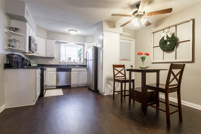 Building Photo - 301 E Reynolds Dr