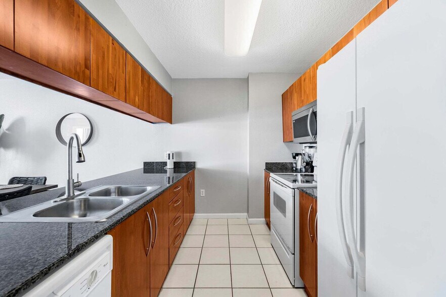 Building Photo - 1200 Brickell Bay Dr