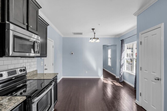 Building Photo - 2031 Hemlock Dr