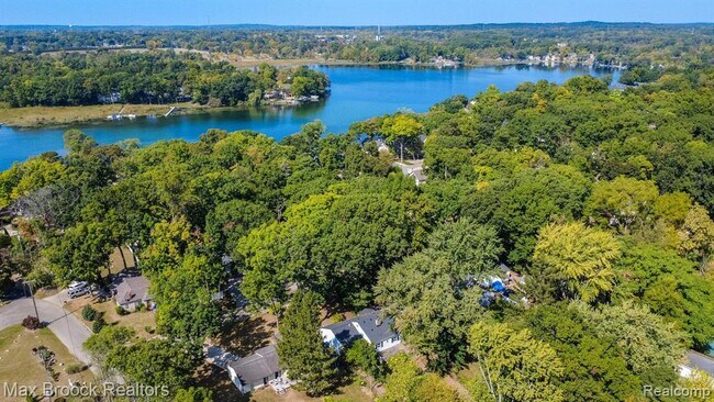 Building Photo - 4120 Lotus Dr