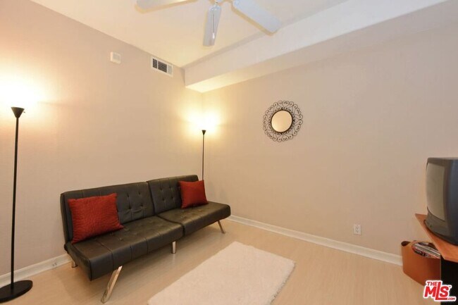 Building Photo - 117 N Gale Dr