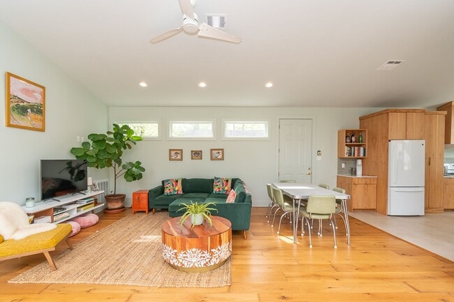 Building Photo - CHARMING, MODERN, CUSTOM HOME IN MID-CITY FOR RENT