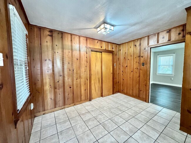 Building Photo - 3 Bed 2 Bath Home in Hundred Oaks Subdivision