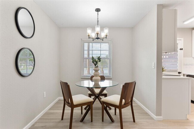 Building Photo - Updated beautiful 2/1 condo