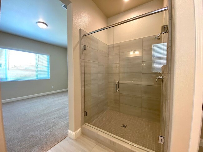 Building Photo - $2,495 Leonard & Ashlan, 3 Bedroom Home - ...