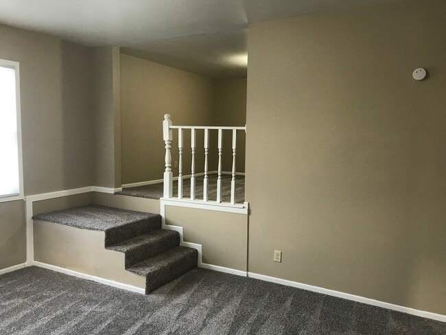 Building Photo - 812 E 7th St