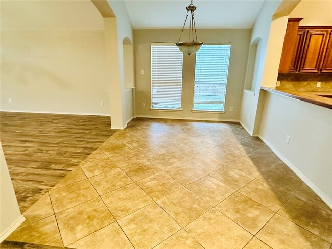 Building Photo - 5643 Walnut Glen Ln