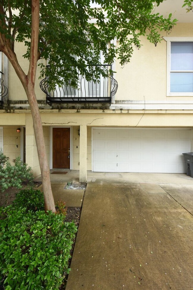 Two story townhome with rooftop patio! 5617 Bryan Pkwy Dallas TX 75206 Apartment Finder