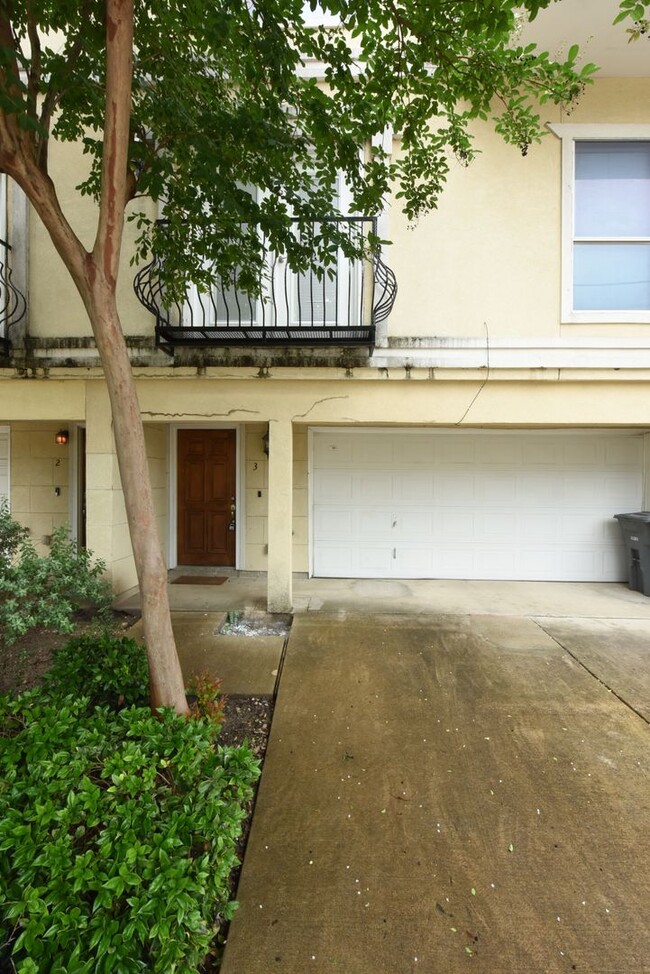 Building Photo - Two story townhome with rooftop patio!