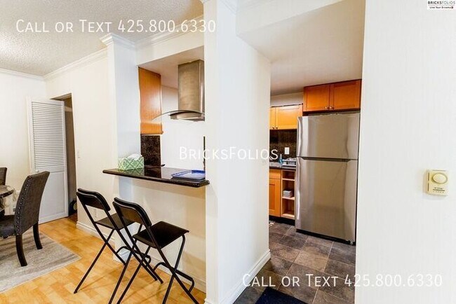 Building Photo - Prime Bellevue Condo, conveniently located...