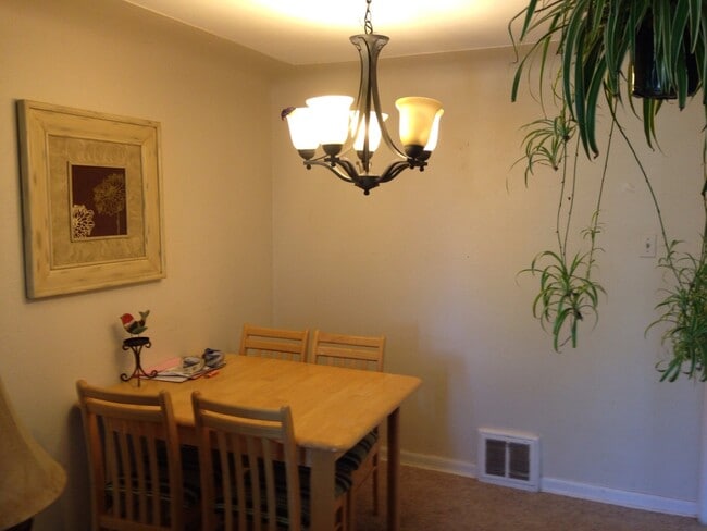 Building Photo - Adorable 2BD/1BA House! Nice Yard! Great L...