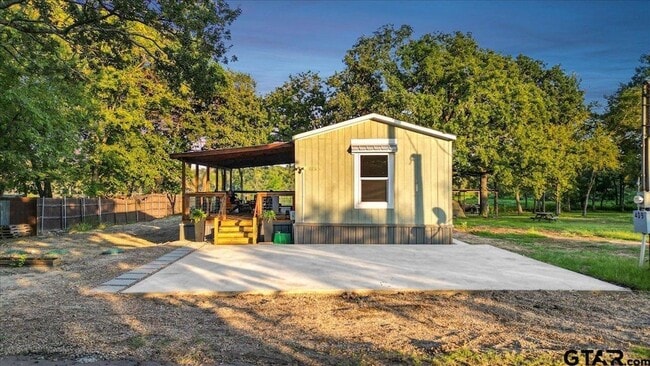 Building Photo - 409 Willow Dr