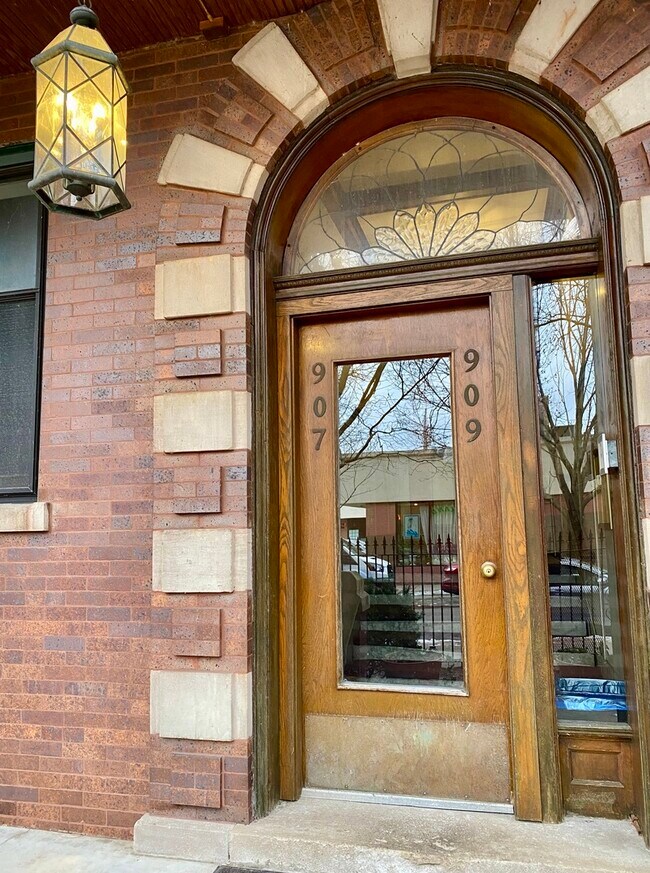 Building Photo - 909 W Gordon Terrace