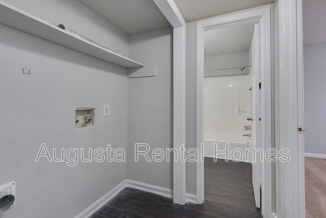 Building Photo - 2814 Thomas Ln