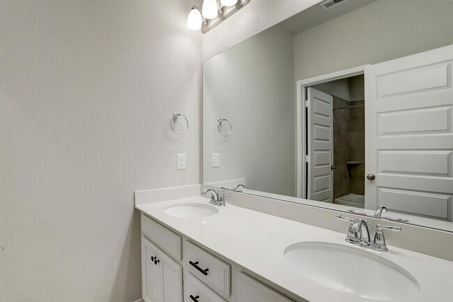 Building Photo - 9838 Magnolia Village Ln