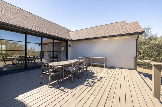 Building Photo - 702 E Summit Dr