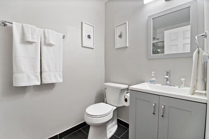 Building Photo - 1908 Kingsley Dr