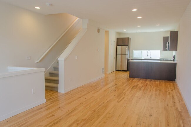 Building Photo - 3Bd/2.5Ba Seattle Townhouse