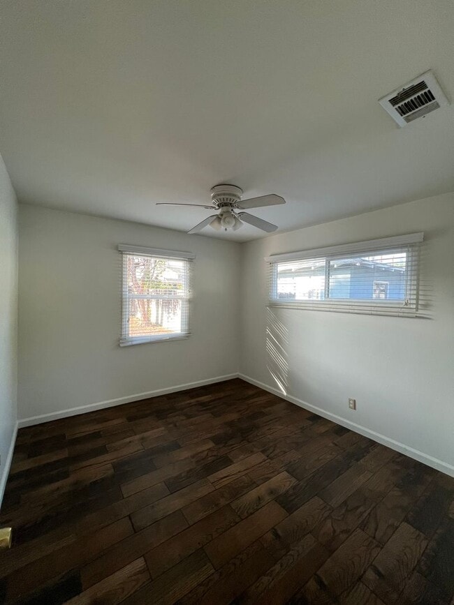 Building Photo - Centrally located single story 3 bed, 2 ba...