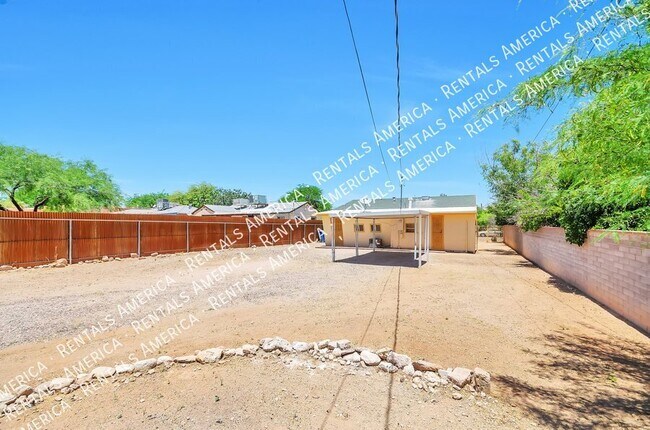 Building Photo - 1520 E Silver St