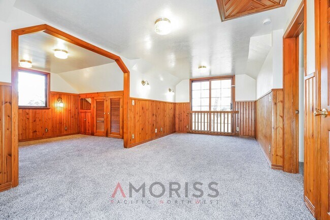 Building Photo - Spacious, clean, updated home ready now!