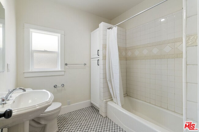 Building Photo - 1828 W 41st Pl
