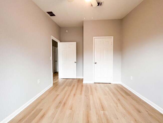 Building Photo - 5289 Stacy St