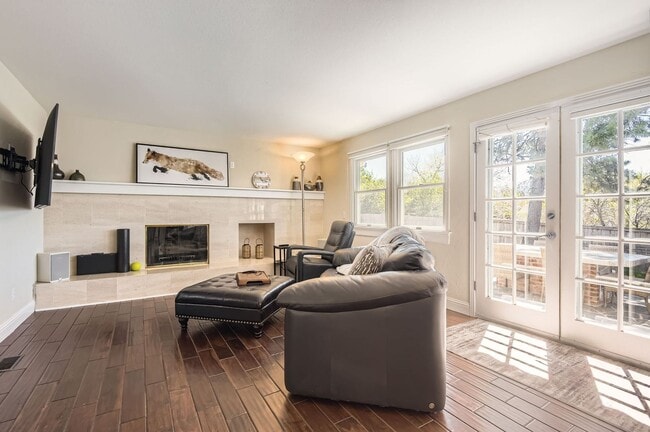 Building Photo - Gorgeous Home in Centennial w/Beautiful Fi...