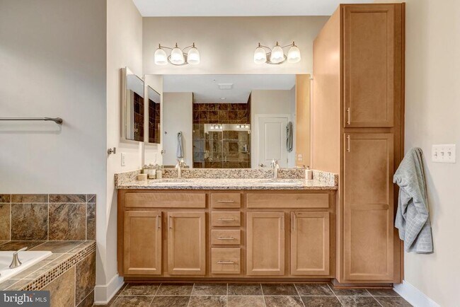 Building Photo - 711 McKenzie Ave