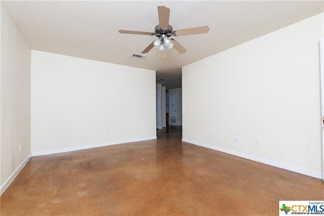 Building Photo - 211 W Arlo Rd