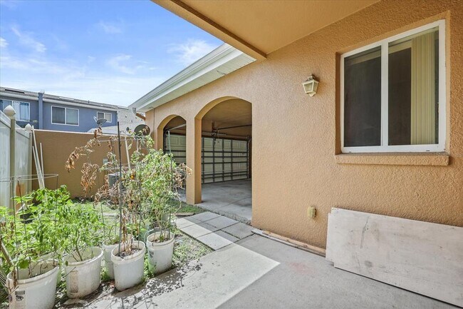 Building Photo - 2050 Island Walk Dr