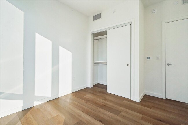 Building Photo - 50 Clinton Pl