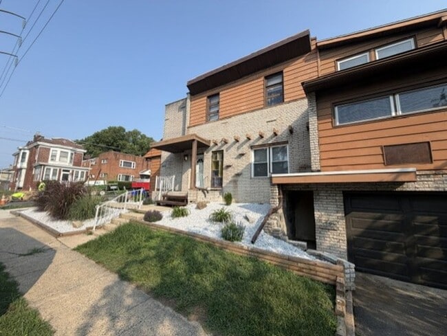 Building Photo - 563 S 24th St