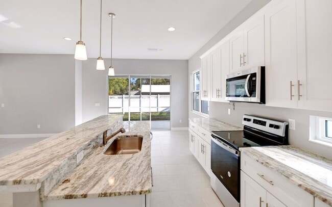 Building Photo - Like new 3/2/2 in small Bradenton community