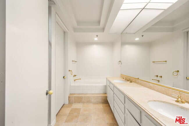 Building Photo - 2122 Century Park Ln