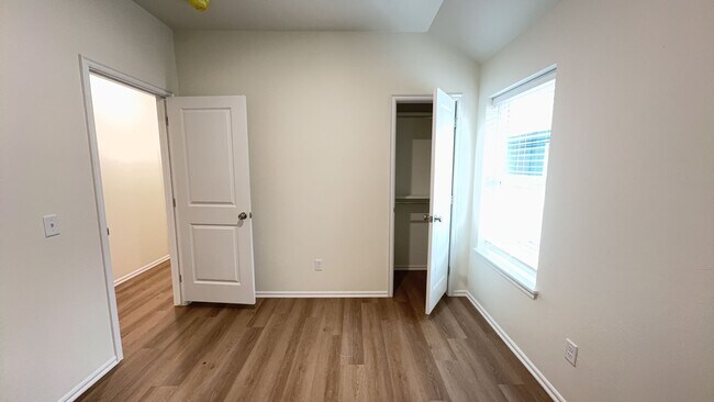 Building Photo - 3 Bedroom 2 Bath 2 Car Garage Duplex in Gr...