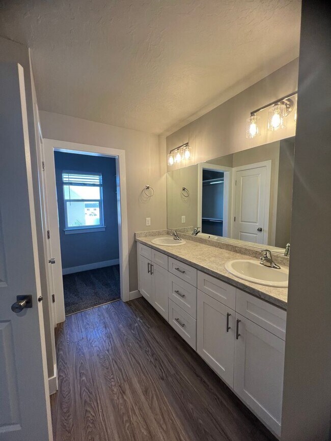 Building Photo - 3 Bed/2 Bath Townhome Available Soon!!