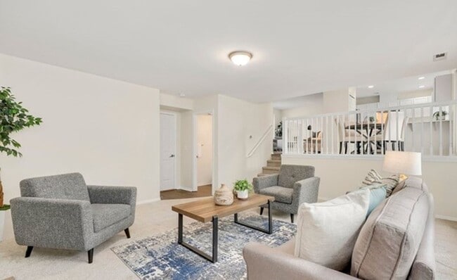 Building Photo - Spacious and Bright Home with 3 Bed and 2.5 Bath