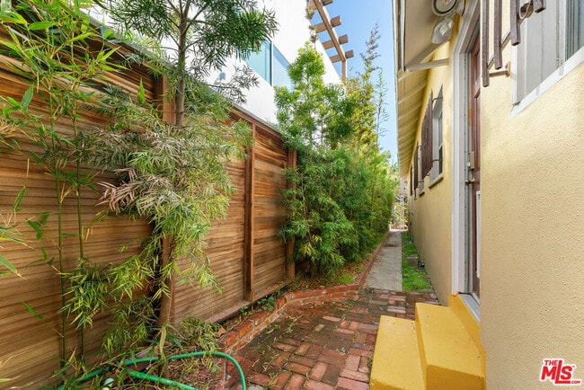 Building Photo - 33 Wavecrest Ave