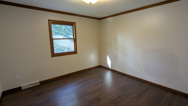 Building Photo - 2025 Longfellow St NE