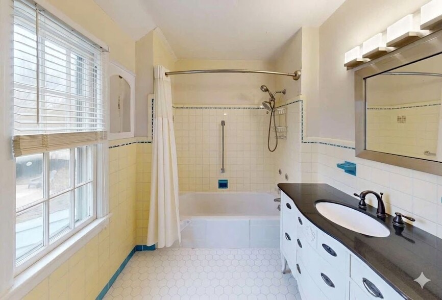 Building Photo - 2223 Saratoga Dr