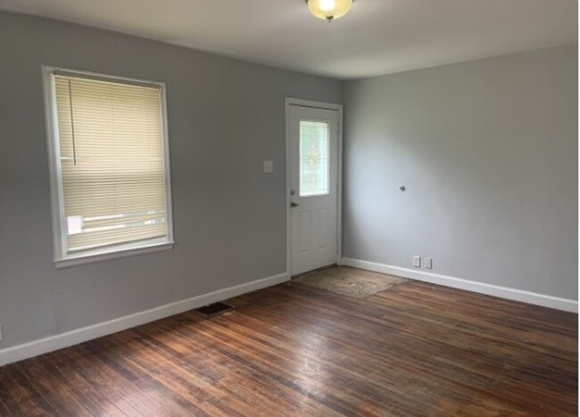 Building Photo - Cute 3 bedroom 1 bathroom house