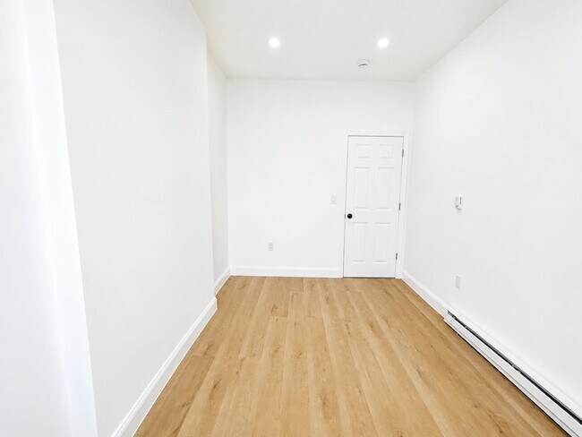 Building Photo - 428 56th St