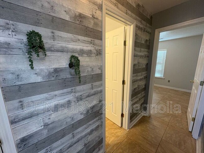 Building Photo - 2026 Lake Forest Dr