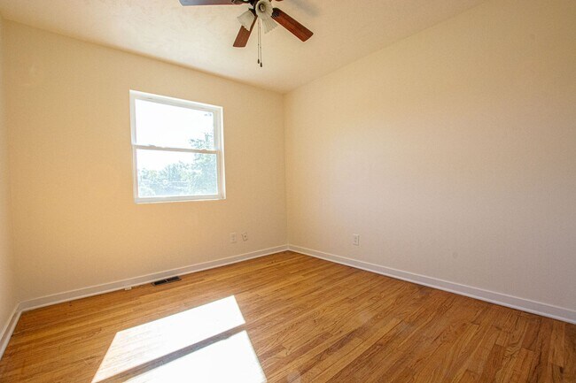Building Photo - Beautifully Remodeled 3 Bedroom / 2 Bath i...