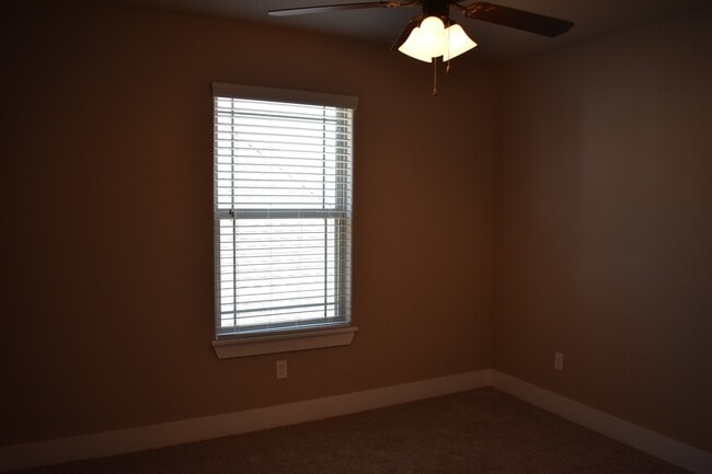 Building Photo - Upscale 4 Bedroom 3.5 Bathroom In The Heart of Fayetteville!!