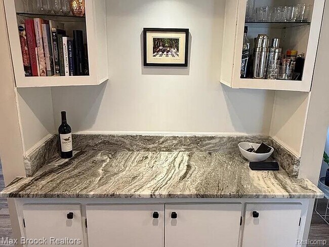 Building Photo - 42556 Plymouth Hollow Dr