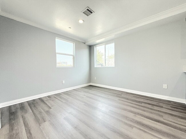 Building Photo - 320 E 55th St