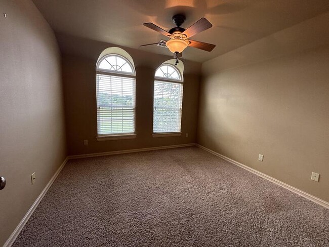 Building Photo - 5300 Oak Meadow Dr