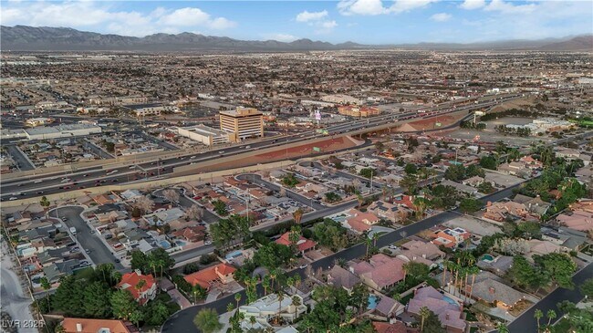 Building Photo - 2513 Wimbledon Dr